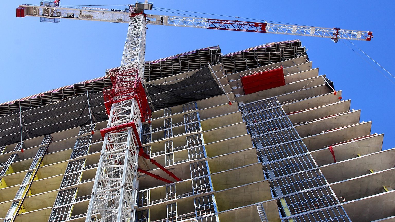 Tower crane above an Austin high rise under construction